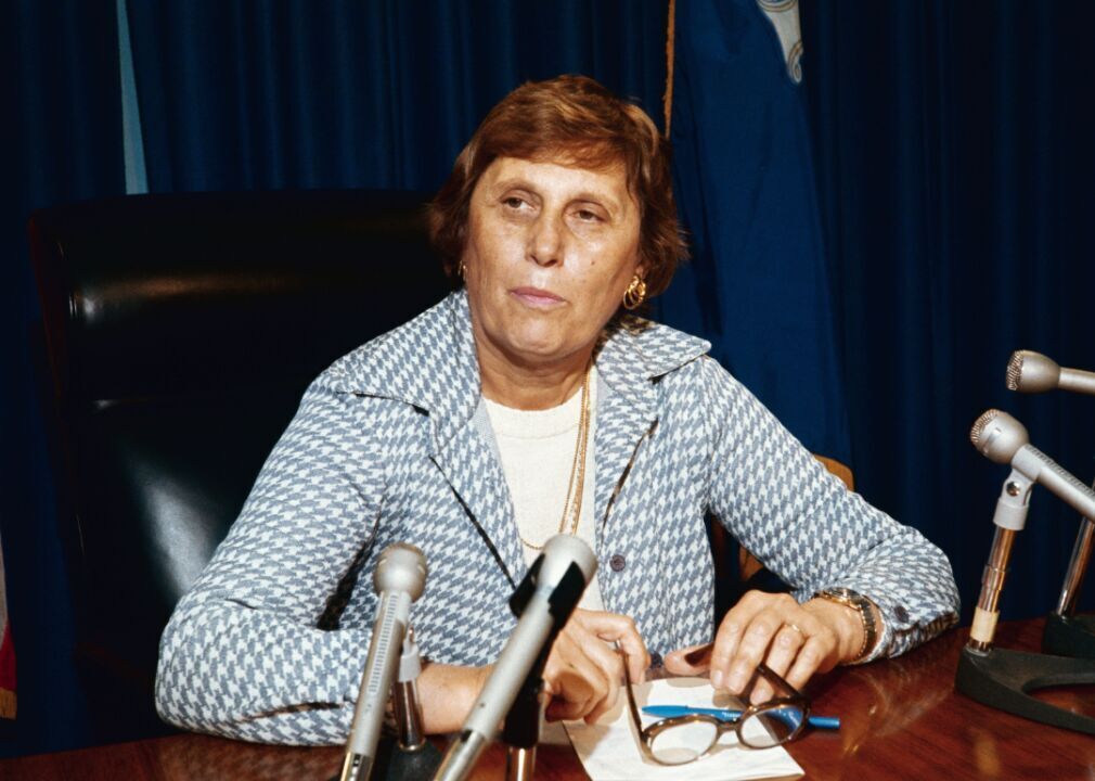 1975: No strings attached for this governor